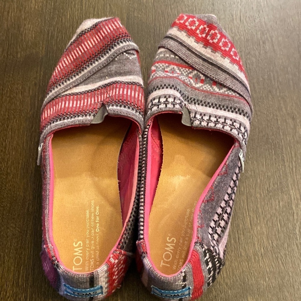 𝅺Toms Aztec slip on shoes size 9.5 GUC